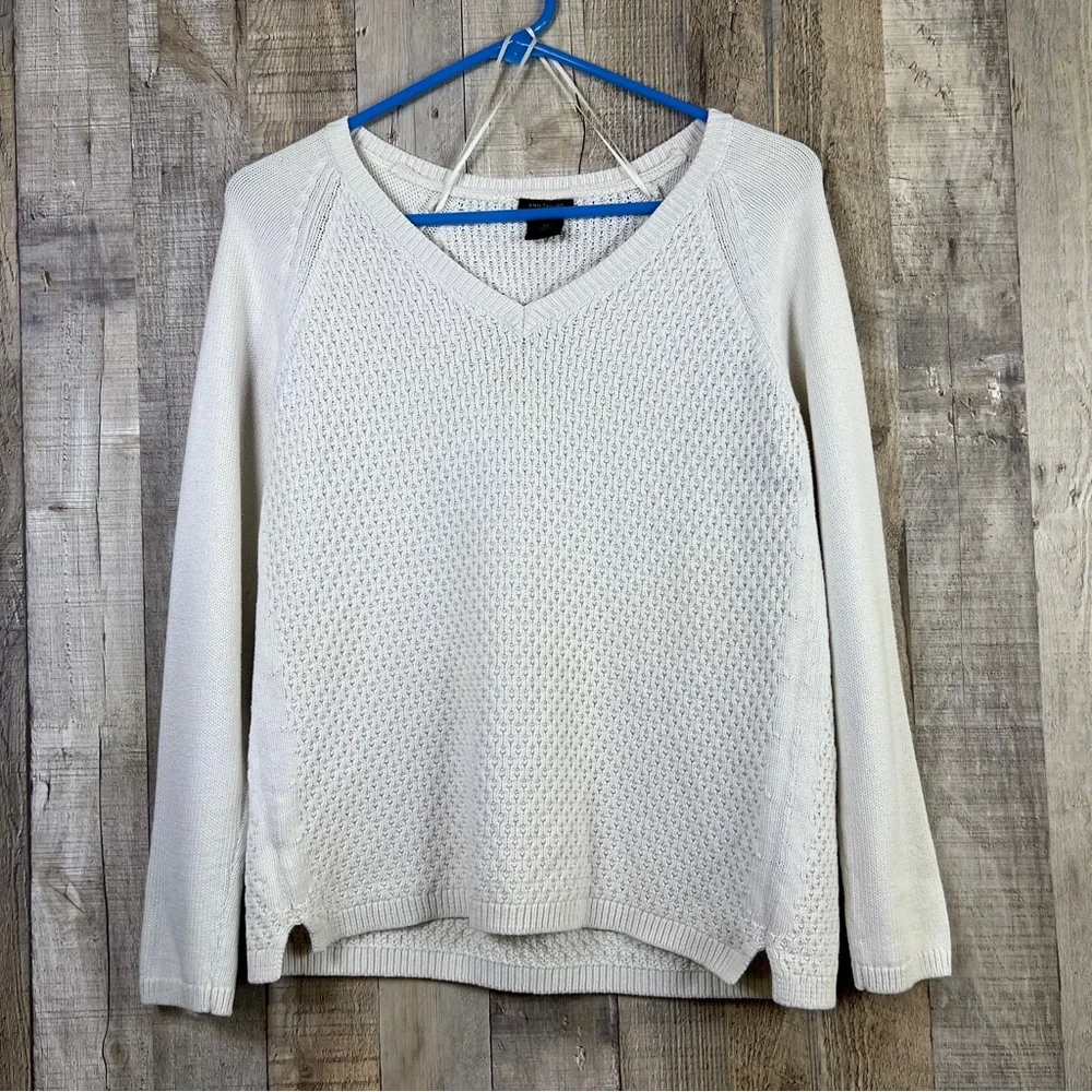 Ann Taylor Size XS Cream Color V-Neck Long Sleeve Medium Weight Sweater …